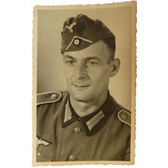 Foto van Wehrmacht infanterist in de zijkap met een witte soutache. Espenlaub militaria